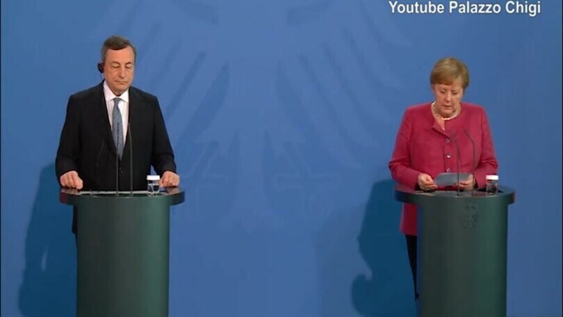 Merkel: "Nessun problema con Draghi tranne sul calcio"