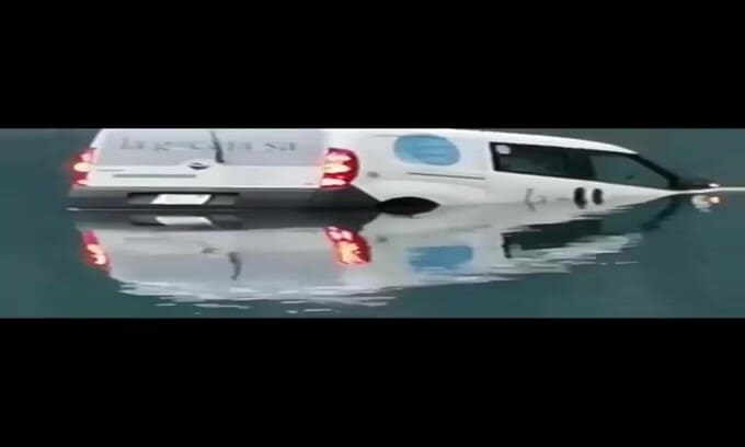 Rubano un furgone per affondarlo in un lago