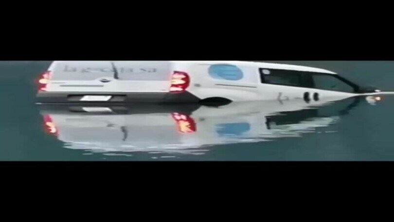 Rubano un furgone per affondarlo in un lago