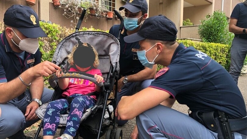 Una bimba di due anni in bilico sul balcone di casa: salvata dalla Polizia