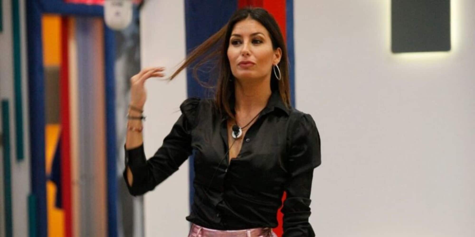 Gregoraci, incidente con il trolley e l'outfit è da buttare