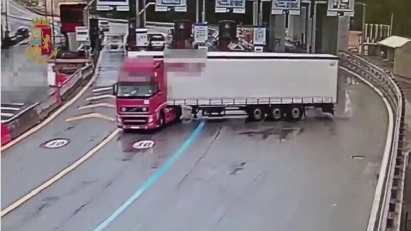 Tir fa manovra e percorre un km contromano in autostrada!