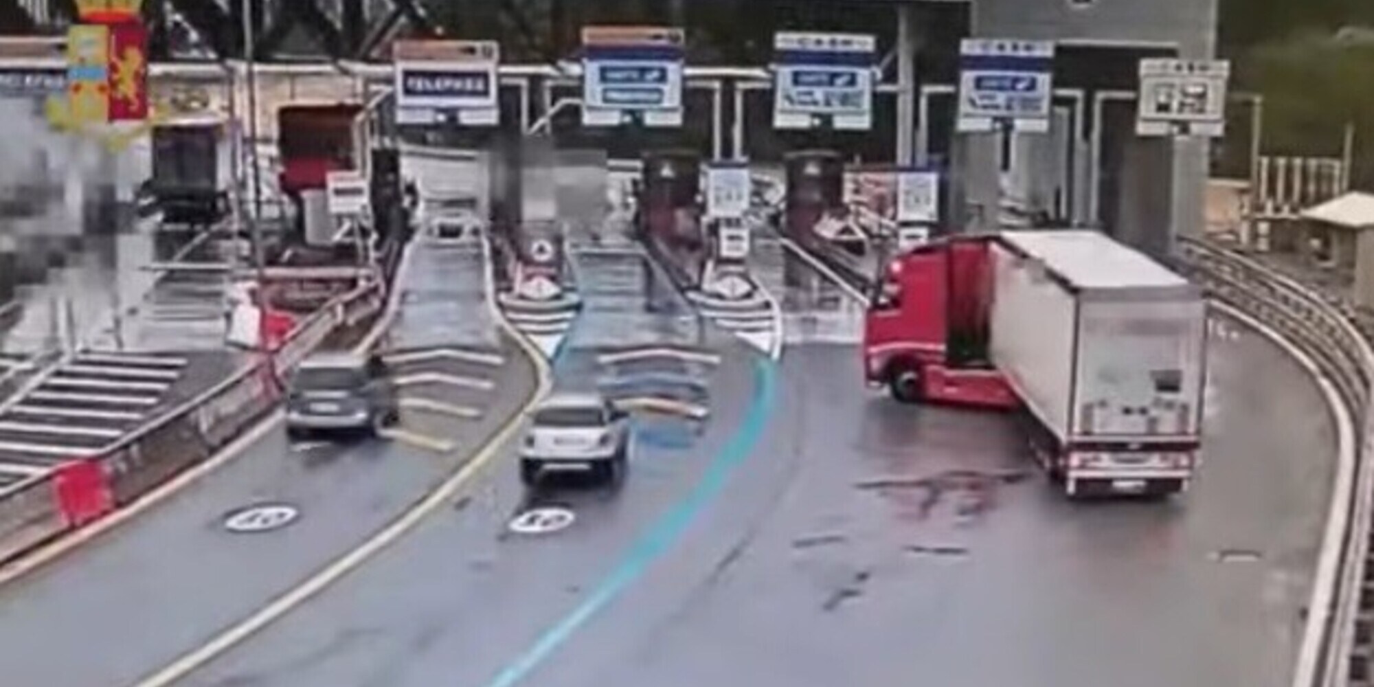 Tir sbaglia uscita in autostrada e va contromano per un km! VIDEO