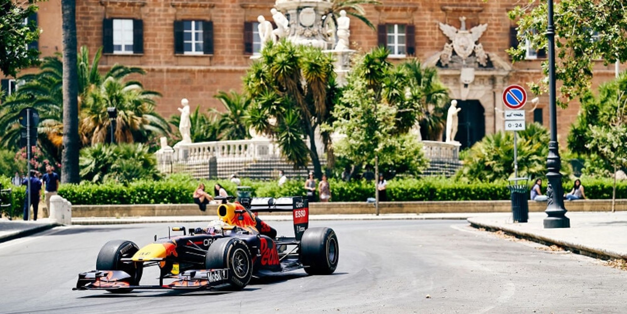Una Red Bull F1 sfreccia per le vie di Palermo VIDEO