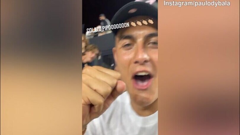 Dybala esulta per il gol di Higuain