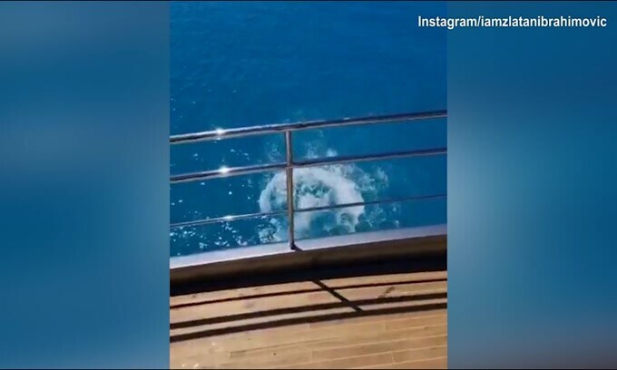 Ibra, super tuffo dalla barca