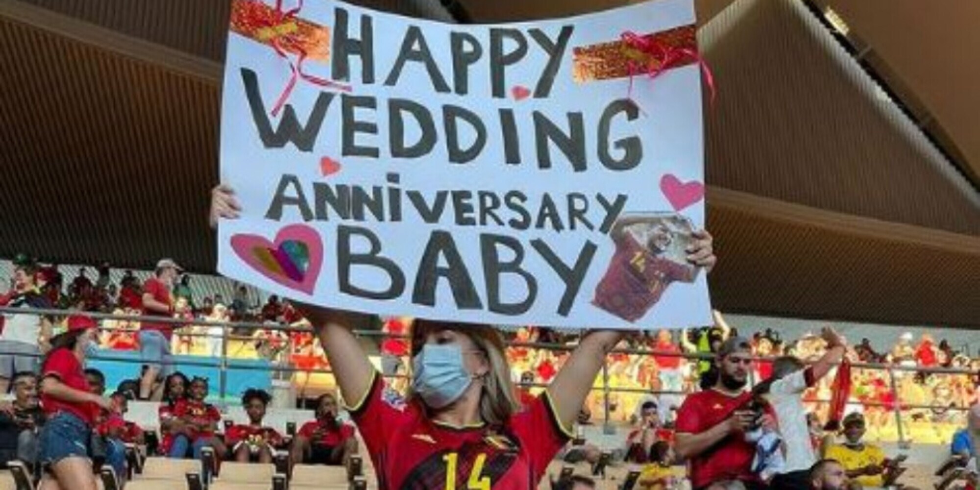 Mertens, striscione della moglie per i sei anni di matrimonio