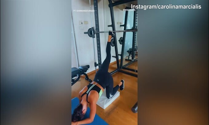 Carolina Marcialis, super allenamento per glutei e gambe