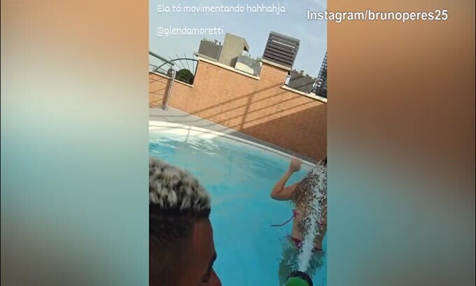 Bruno Peres dispettoso in piscina