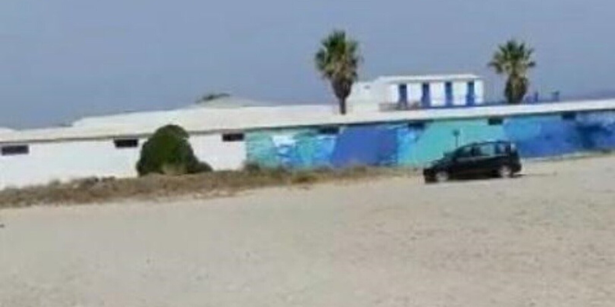 Parcheggia in spiaggia come niente fosse: sanzionato automobilista a Cagliari