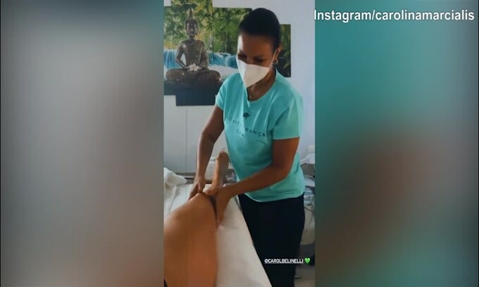 Carolina Marcialis, sexy massaggio