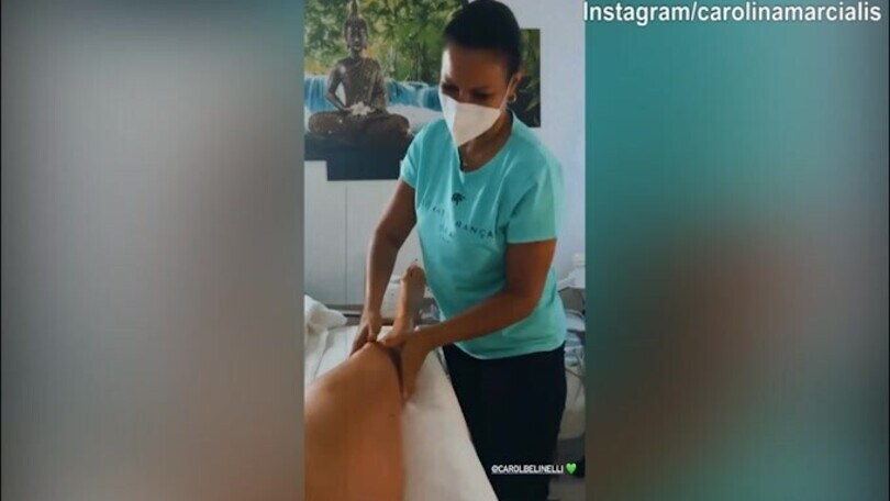 Carolina Marcialis, sexy massaggio