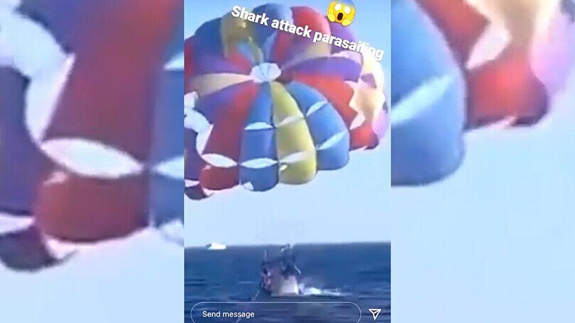 Fa parasailing e lo squalo salta fuori dall’acqua per attaccarlo: il video da brividi