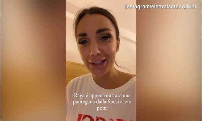 Elettra Lamborghini chiede aiuto. C'è un topo in camera!