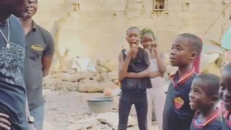 Darboe insegna l’inno della Roma ai bambini del Gambia