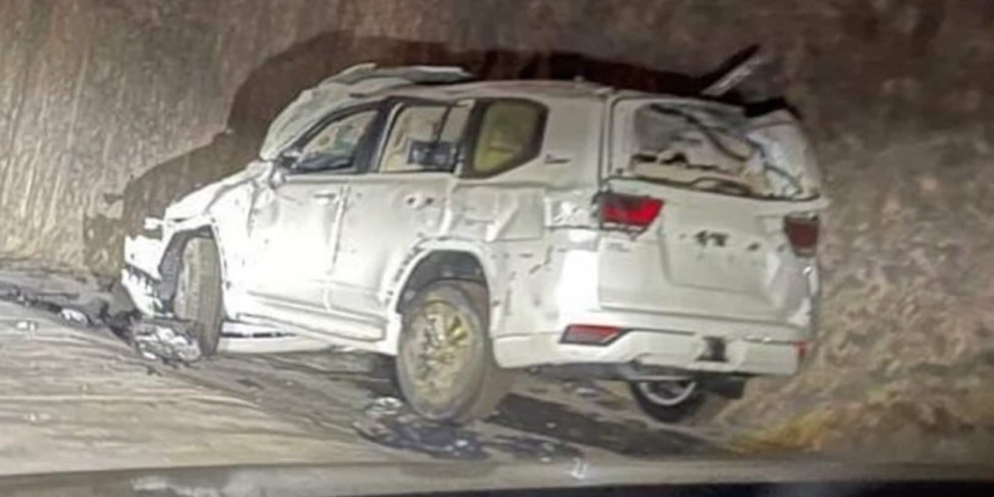 Incidente assurdo, completamente distrutti quattro Toyota Land Cruiser