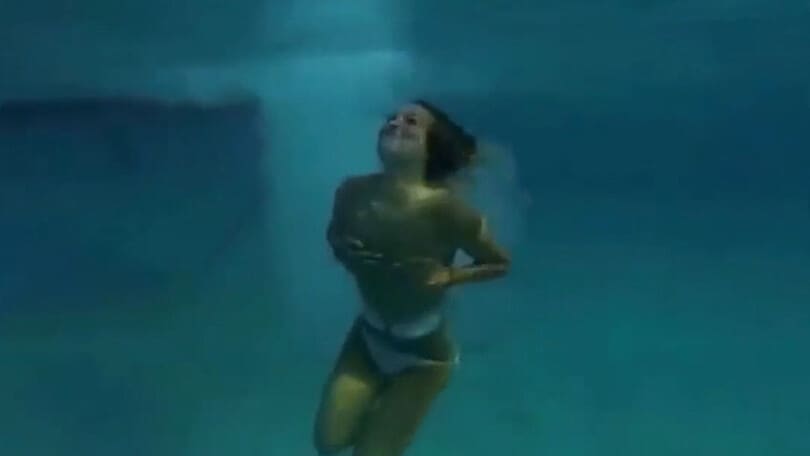 Tuffo sexy involontario: il salto è troppo per il suo costume!