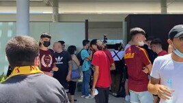 Roma, i tifosi a Ciampino attendono lo sbarco di Mourinho