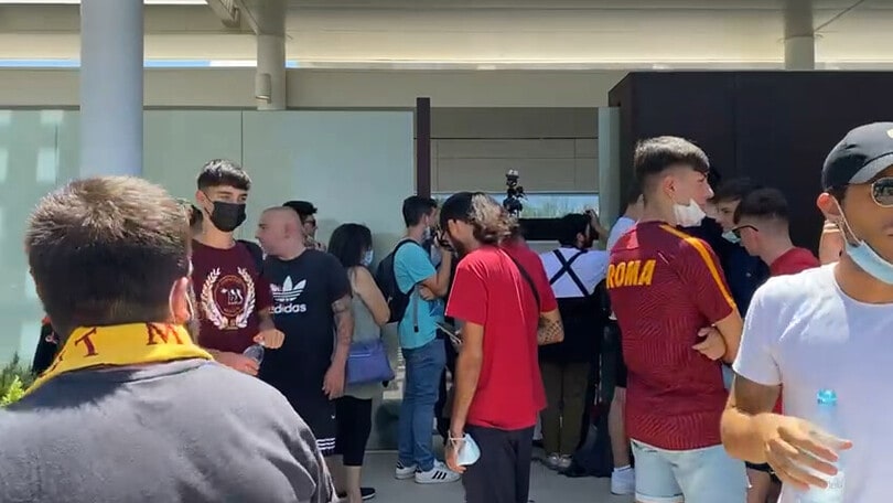 Roma, i tifosi a Ciampino attendono lo sbarco di Mourinho