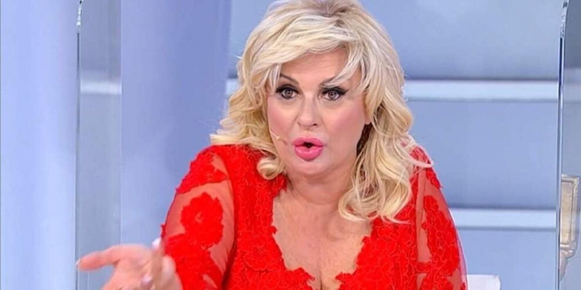 Tina Cipollari con la benda sull'occhio: incidente per l'opinionista