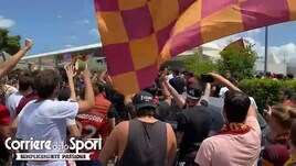Ciampino, tifosi in delirio per lo sbarco di Mourinho!