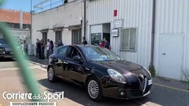 Mourinho saluta i tifosi dalla macchina a Ciampino