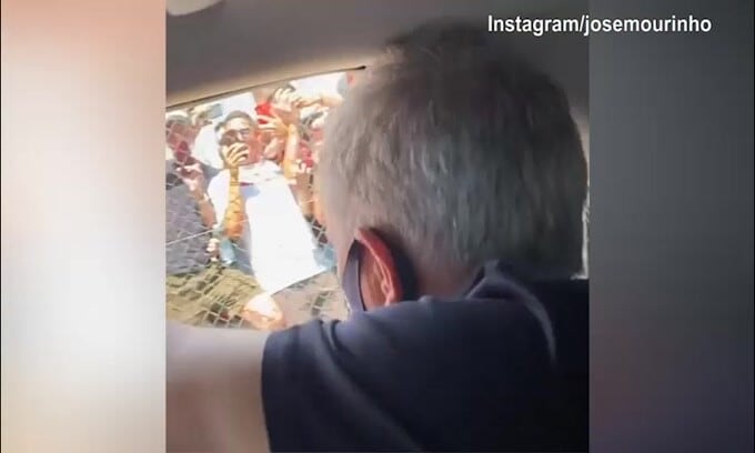 Josè Mourinho riprende il saluto ai tifosi