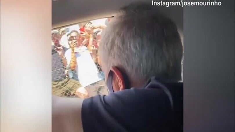 Josè Mourinho riprende il saluto ai tifosi