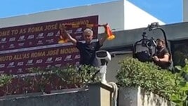 Mourinho osannato a Trigoria: si tocca il cuore e s'inchina!