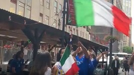 Europei, gli italiani a New York esultano sotto l'Empire State Building!