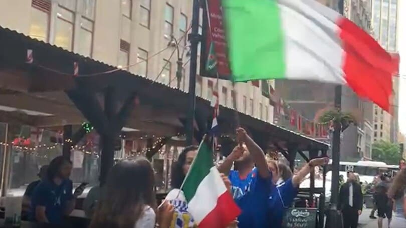 Europei, gli italiani a New York esultano sotto l'Empire State Building!
