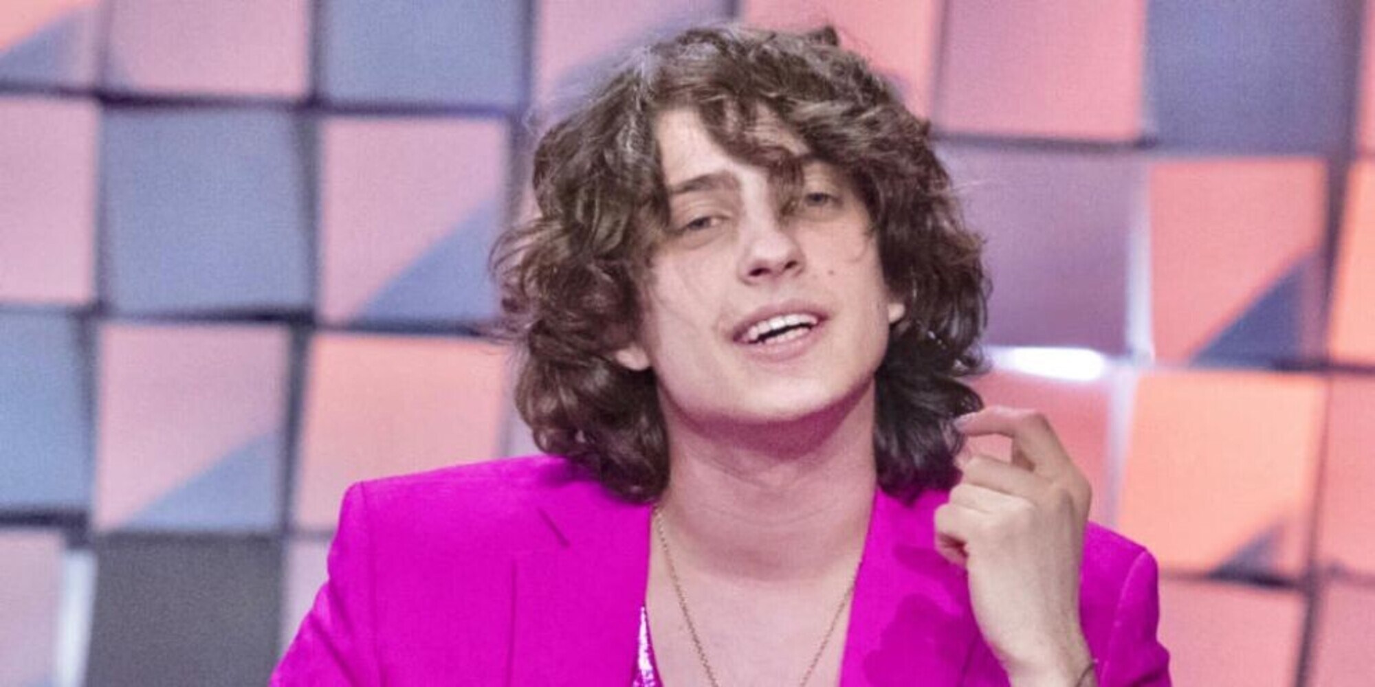 Sangiovanni, proposta indecente da una fan: risposta da applausi
