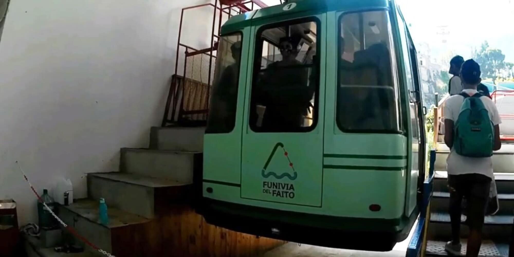 Panico in funivia: 17 persone ferme nel vuoto per un'ora