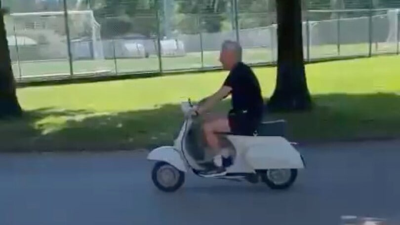 Roma, Mourinho come il murale: guida una Vespa tra le vie di Trigoria!