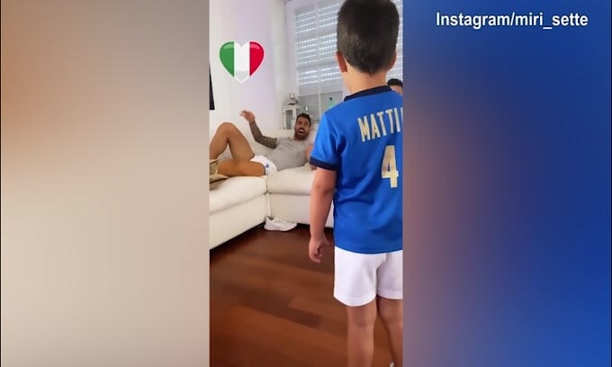 Spinazzola è già in clima partita: a casa si canta l'inno!