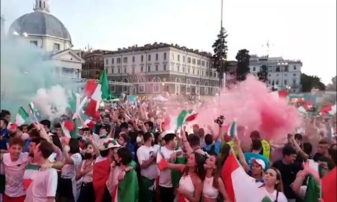 Italia-Spagna, Piazza del Popolo canta l'inno di Mameli