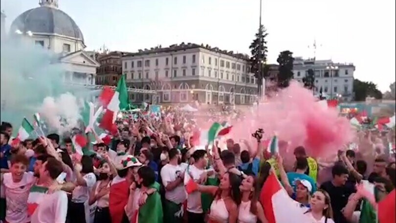 Italia-Spagna, Piazza del Popolo canta l'inno di Mameli