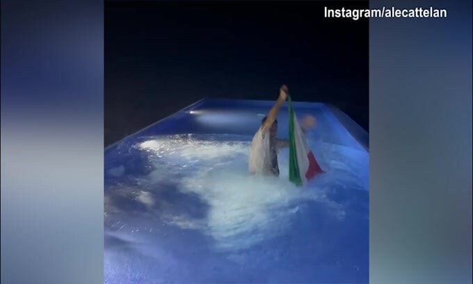 Il silenzio della notte spagnola rotto dal grido di Cattelan