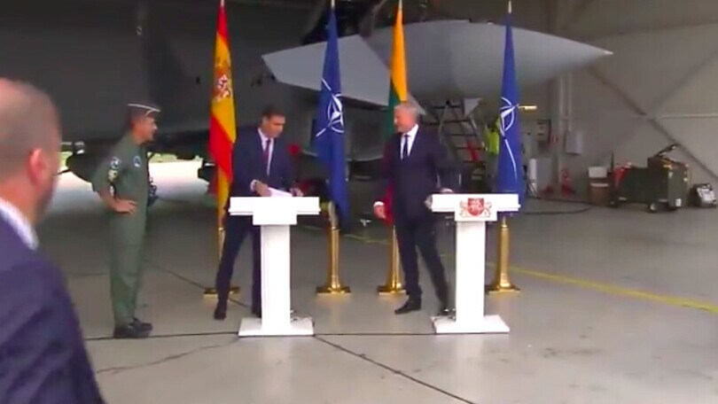 Lituania, sospesa in diretta la conferenza del premier spagnolo Sanchez