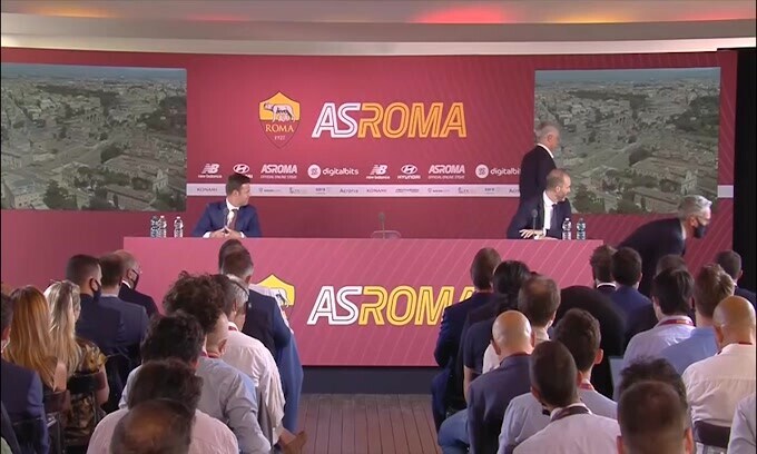 Mourinho stoppa la conferenza e...strappa i cartelli di plastica!