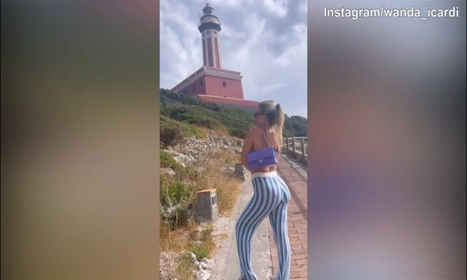 Wanda Nara a Capri, il costume fa impazzire i fans