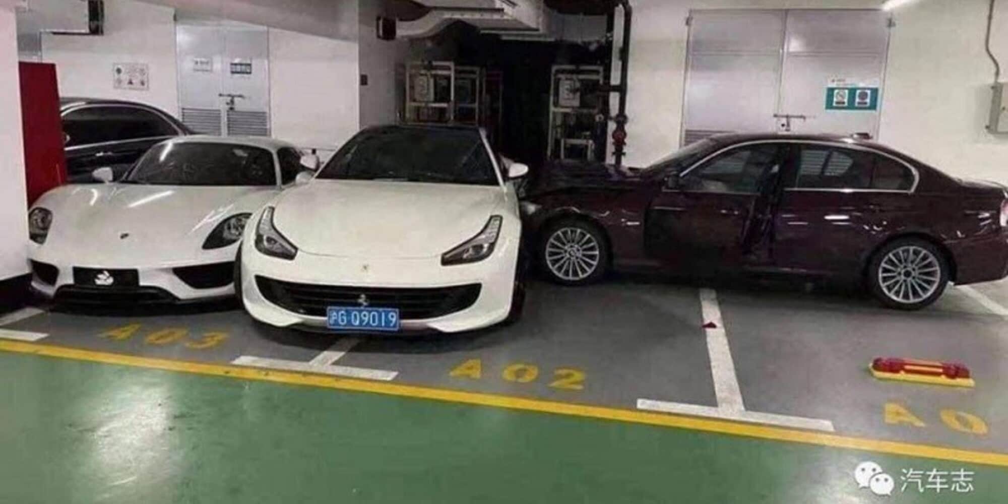 L'amore non è bello se non è litigarello: moglie furiosa distrugge Ferrari e Porsche del marito