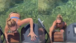 Ilary Blasi esce dall'acqua e sale in barca: che fisico!