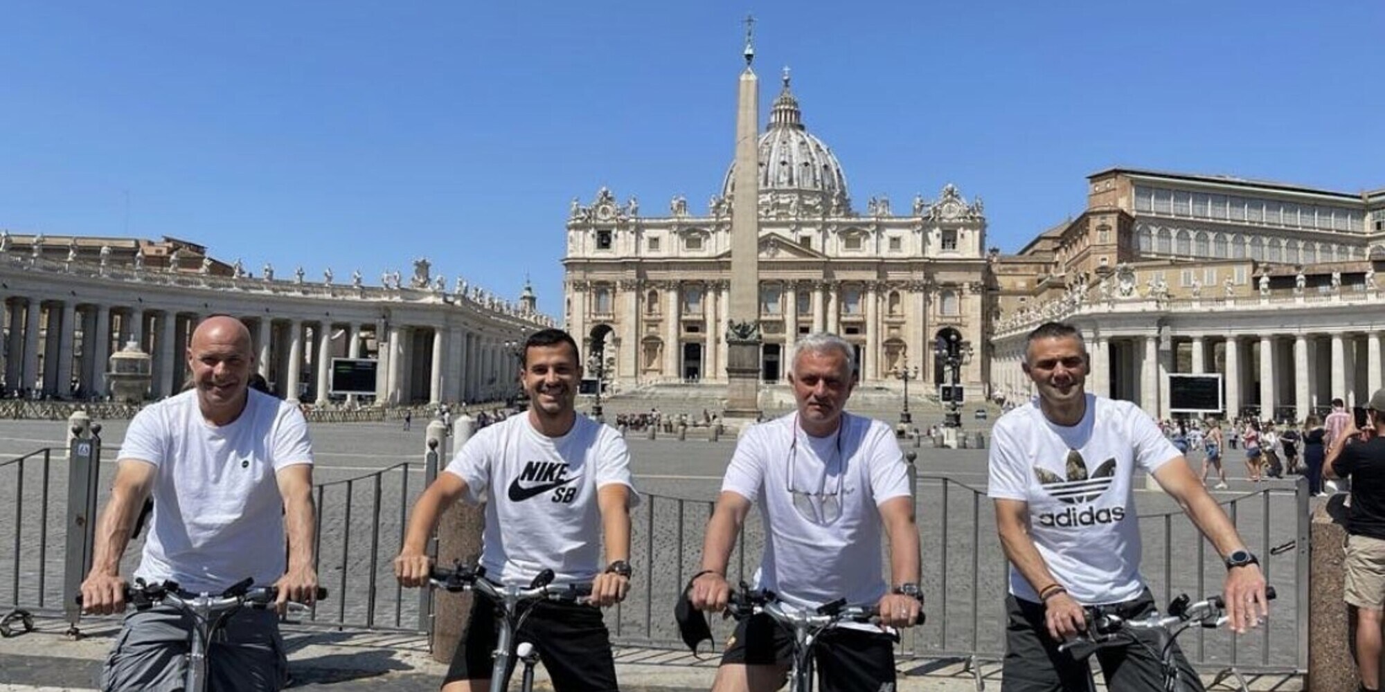 Roma, Mourinho e il suo staff girano la capitale in bicicletta!