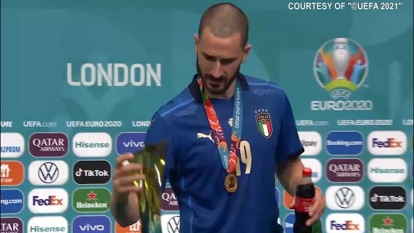 Bonucci show in conferenza: beve birra e coca-cola, poi selfie con Mancini