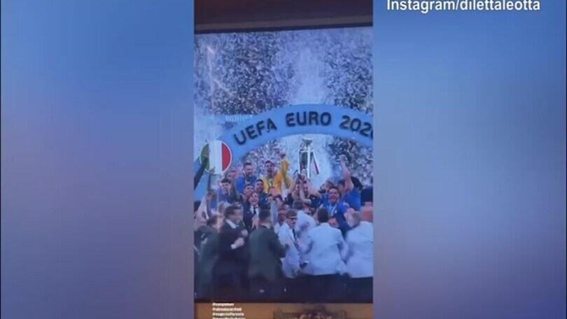 L'Italia alza la Coppa: Diletta Leotta festeggia insieme ad amici