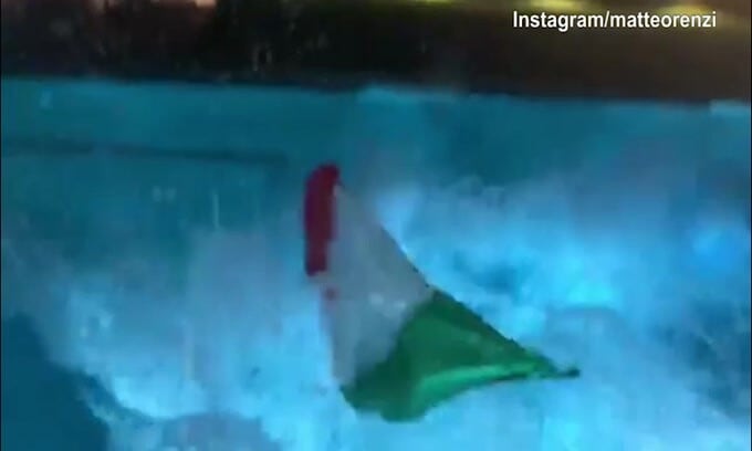 Renzi festeggia con un tuffo in piscina