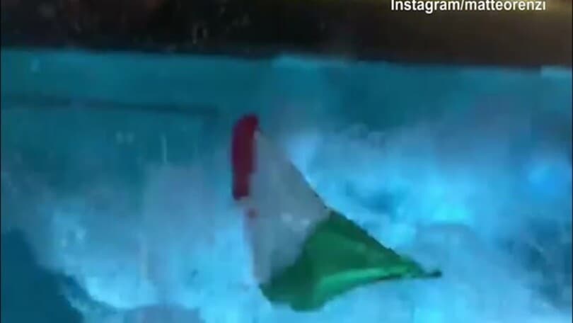 Renzi festeggia con un tuffo in piscina