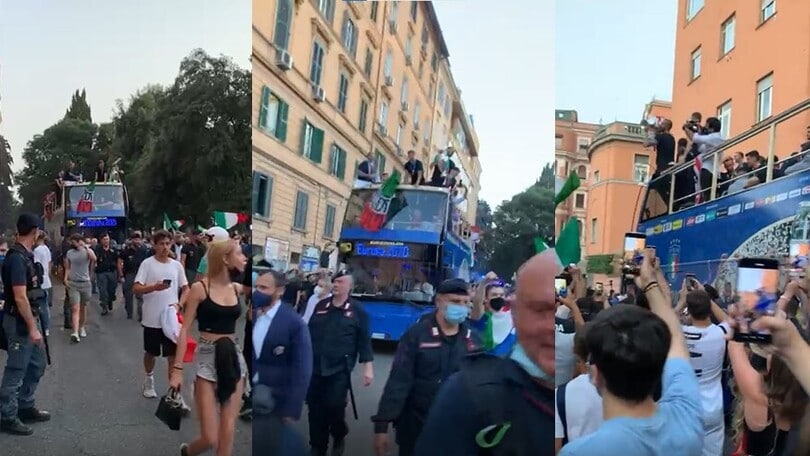 L'Italia campione d'Europa sul pullman scoperto a Roma: tifosi in delirio