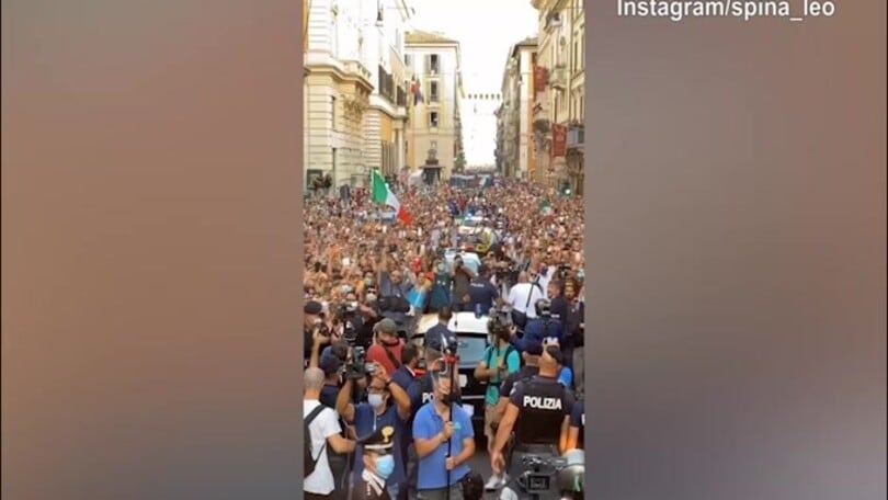 Spinazzola social, le riprese dal pullman